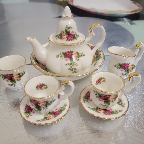 Royal Albert Miniature Set - Picture 1 of 1